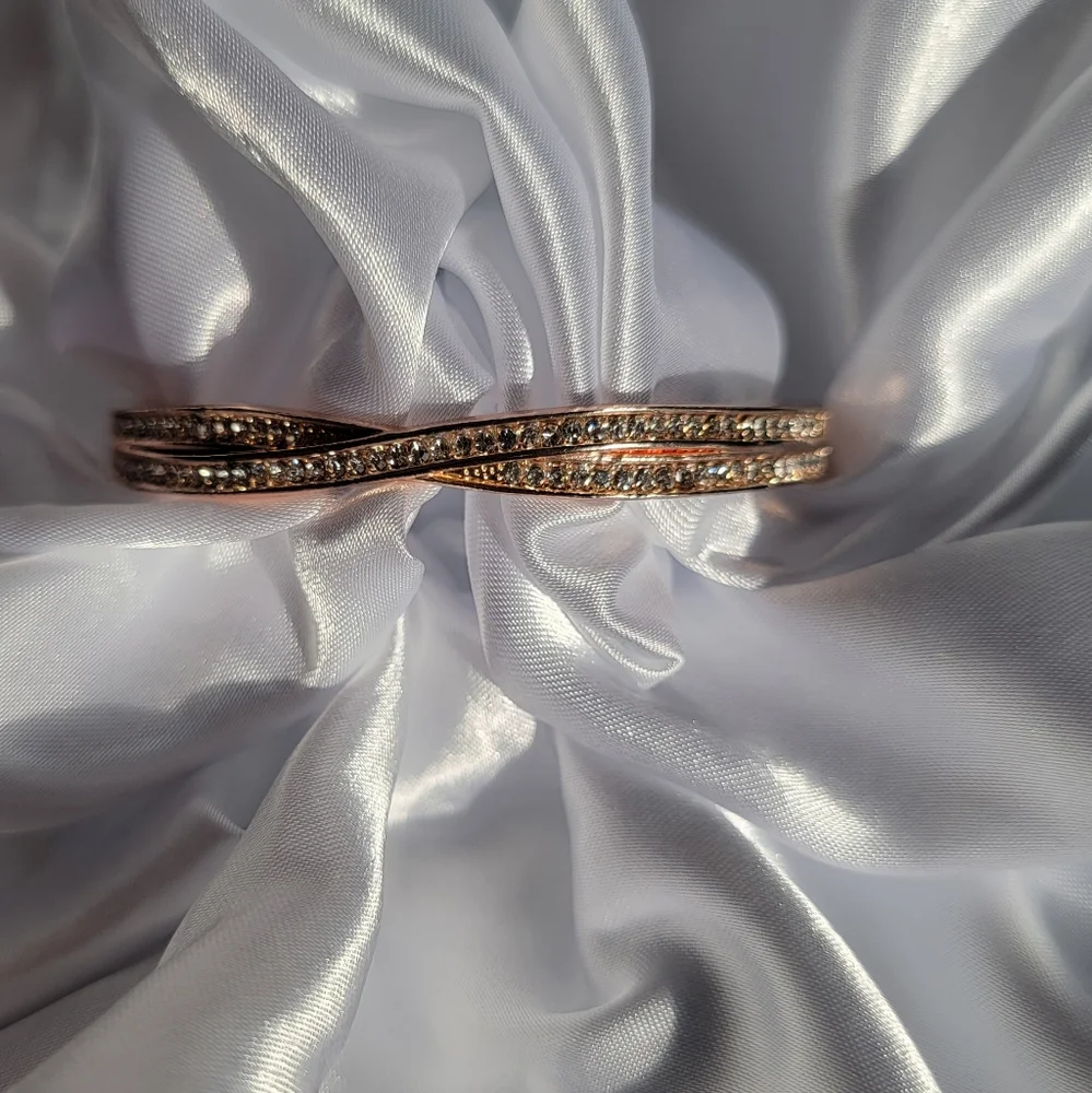 Rose gold tone clasp bangle with crystal stones women's costume jewelry - Picture 4 of 6